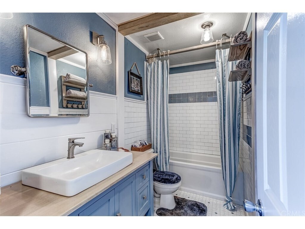 2nd floor bath - 24561 Harbor View Dr