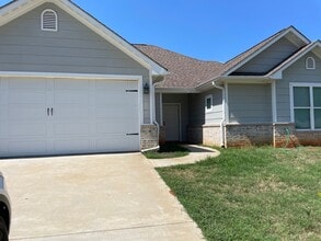 Building Photo - 3 bedroom plus a bonus room 2 bath PTISD