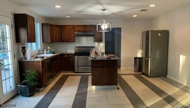 Building Photo - 130 Valley View Dr