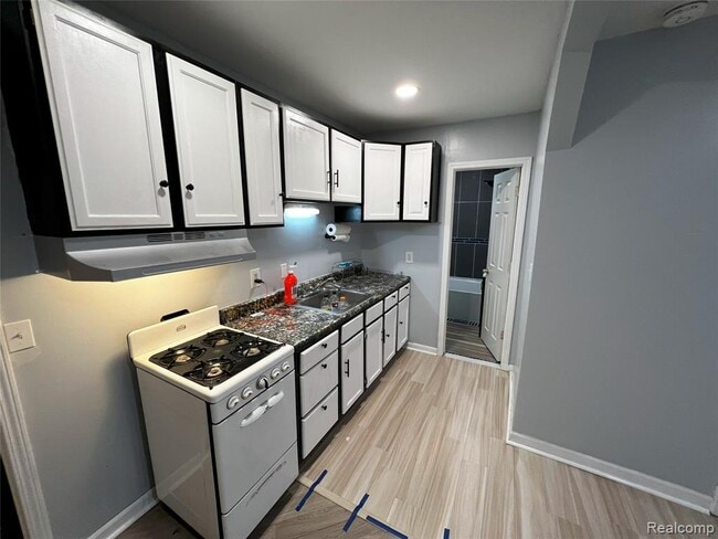 Building Photo - 4972 Lafontaine St