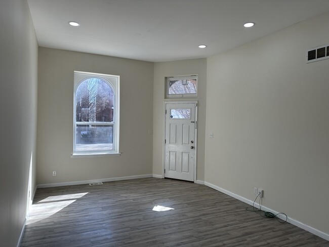 Building Photo - Clean 3Bd 2.5 Bth Town Home Near Soulard &...