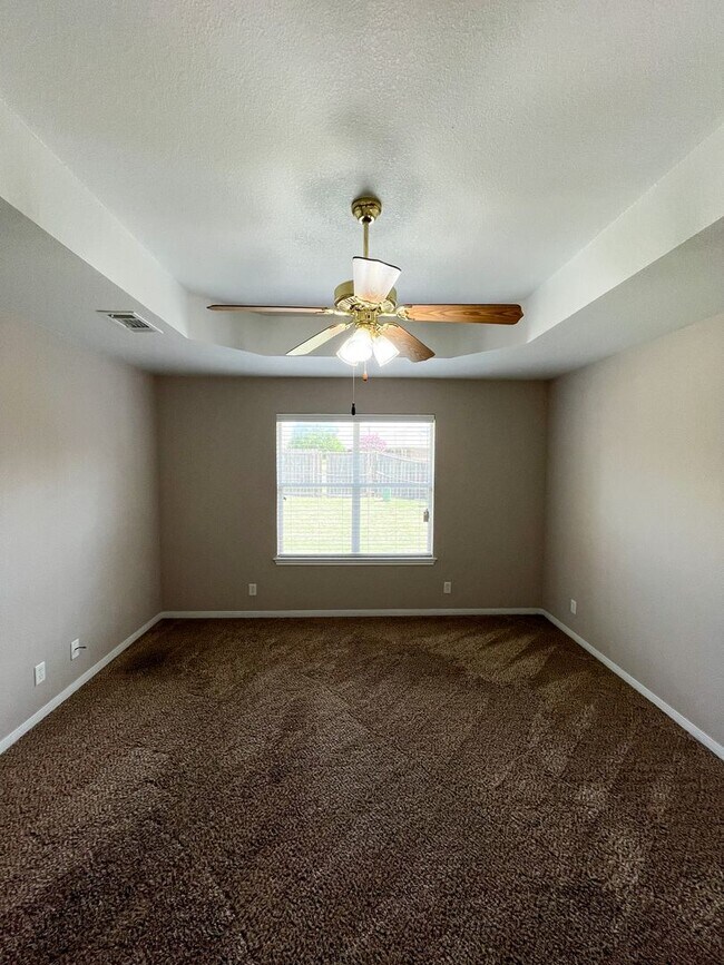 Building Photo - Available NOW  This home is centrally loca...