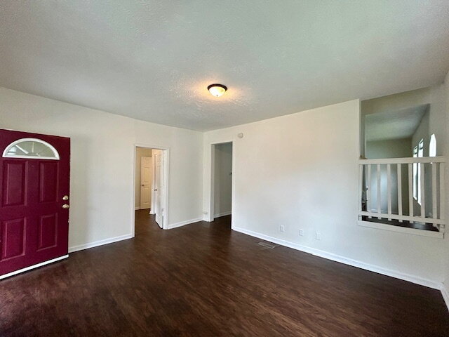 Building Photo - Charming 3 Bedroom 2 Bath House in Center Township!
