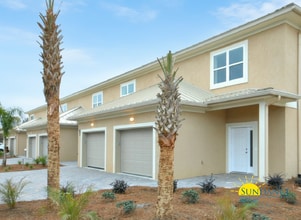 Building Photo - Beautiful 3 Bedroom Townhouse in The Palm Reserve