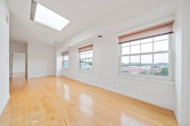 Building Photo - APT 403