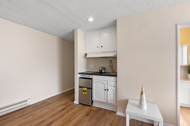 Building Photo - 5105 Bakman Ave