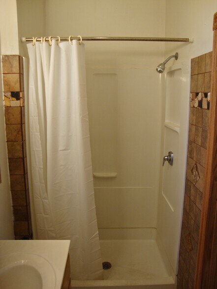 Building Photo - 801 West Ave S