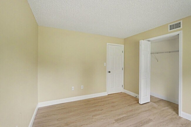 Building Photo - 2290-2296 Fox Hollow Dr.