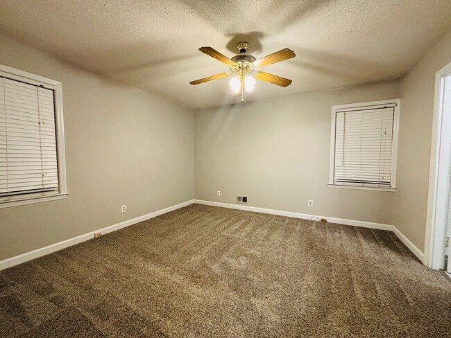 Building Photo - Move-In Ready Ranch in the Heart of Elgin!