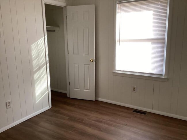 Building Photo - 242 E 35th St