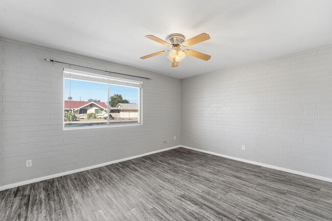 Building Photo - Comfortable 2-Bed Sun City Retreat with Vinyl Flooring & Fresh Paint