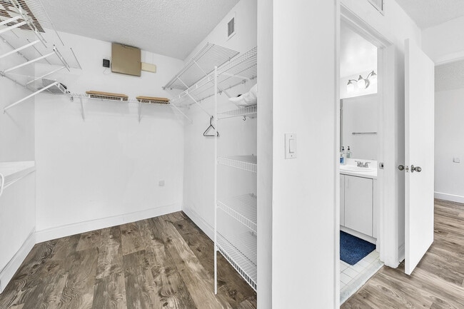 Building Photo - 9580 Weldon Cir