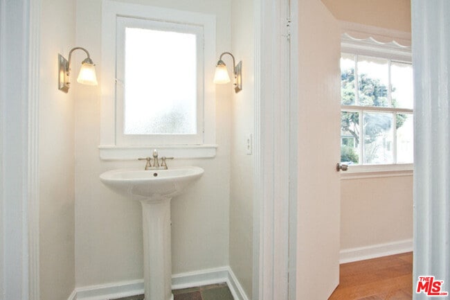 Building Photo - 153 Hollister Ave