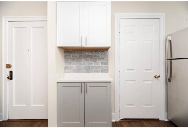 Building Photo - 3815 N Greenview Ave