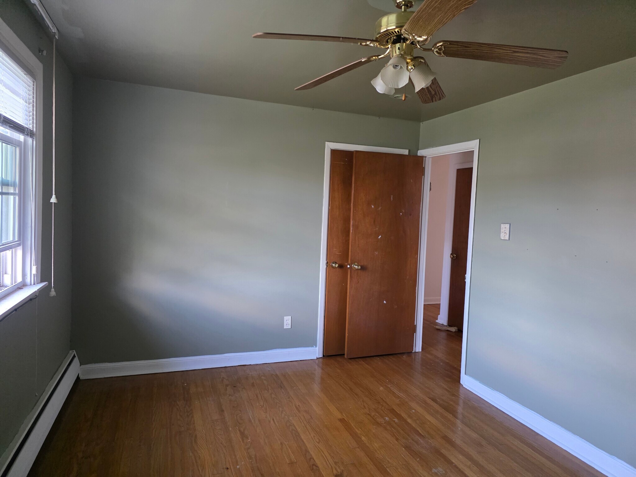 3rd bedroom with closet - 20 W Marthart Ave