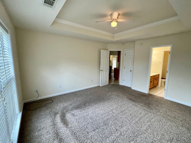 Building Photo - 4 Bedrooms in Eastern Oaks
