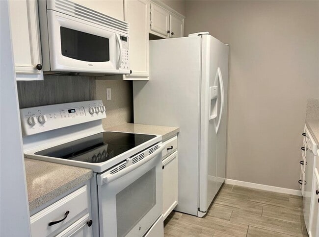 Building Photo - 10134 Waterstone Dr