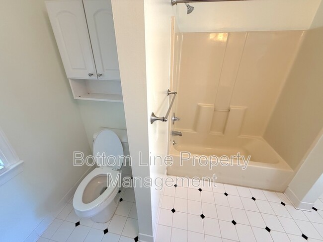 Building Photo - 2417 Bay St