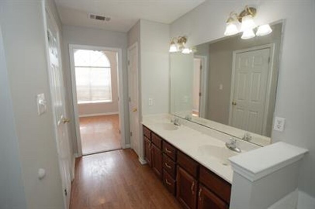 Building Photo - Beautiful 3-Bedroom Home in Cordova-Modern...