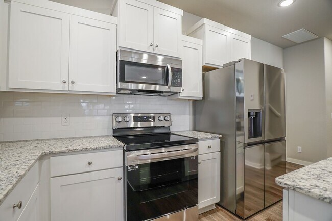 Building Photo - 4 bedroom 3.5 bath home!