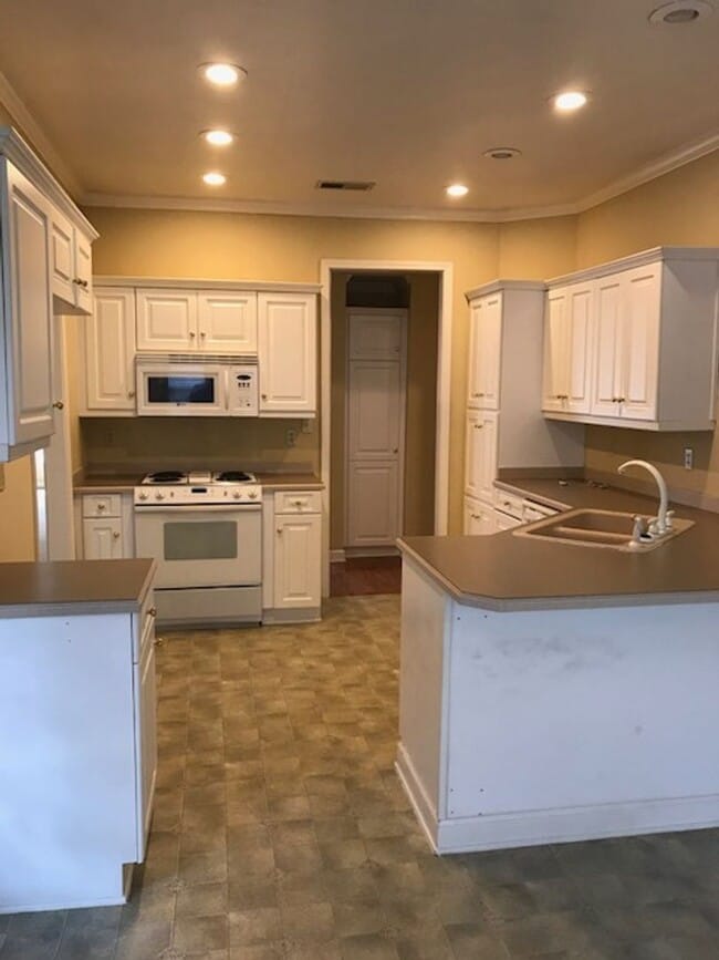 Building Photo - Keys to happiness