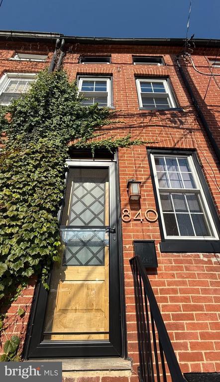 Primary Photo - 840 Tyson St