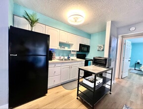 Building Photo - 4215 E Bay Dr