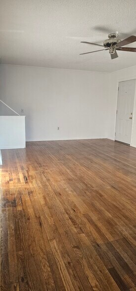 Building Photo - 1426 Thayer Dr