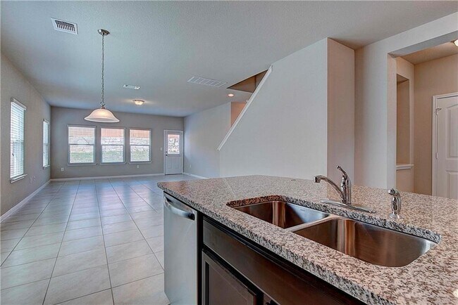 Building Photo - 2212 Bettylou Ln