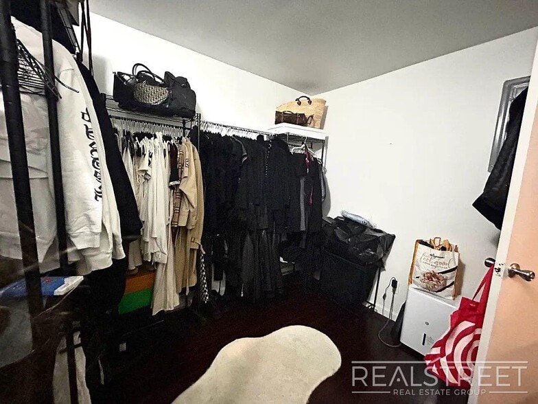 Building Photo - 3 bed 1 bath | Dishwasher + Laundry | Incredible Location!