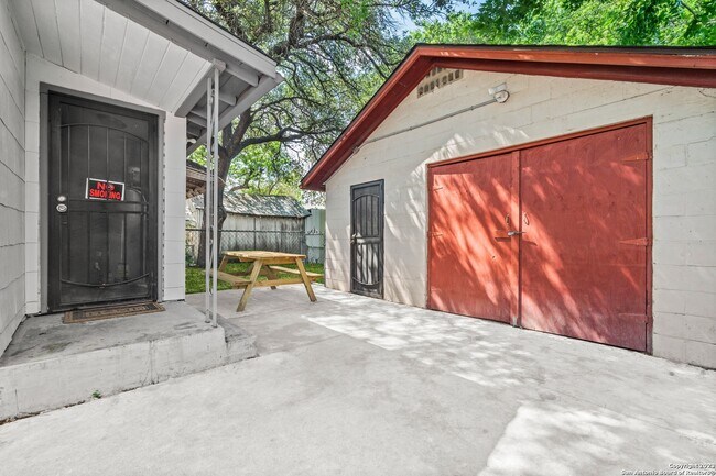 Building Photo - 327 E Whittier St