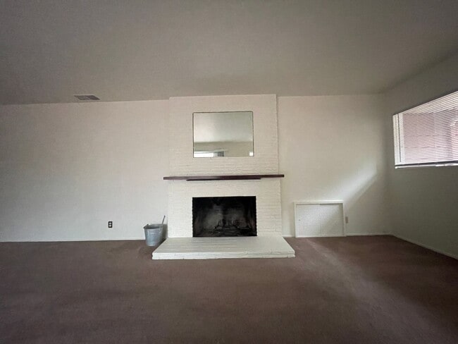 Building Photo - Charming Pet Friendly, 3-Bedroom 1-Bath, p...