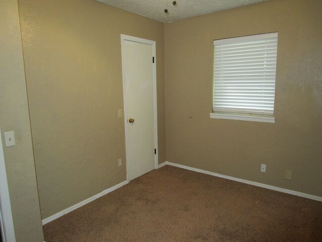 Building Photo - Move in Ready 3 or 4 bedroom