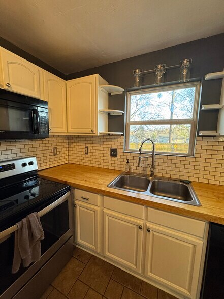 Kitchen - 2406 Highland Dr