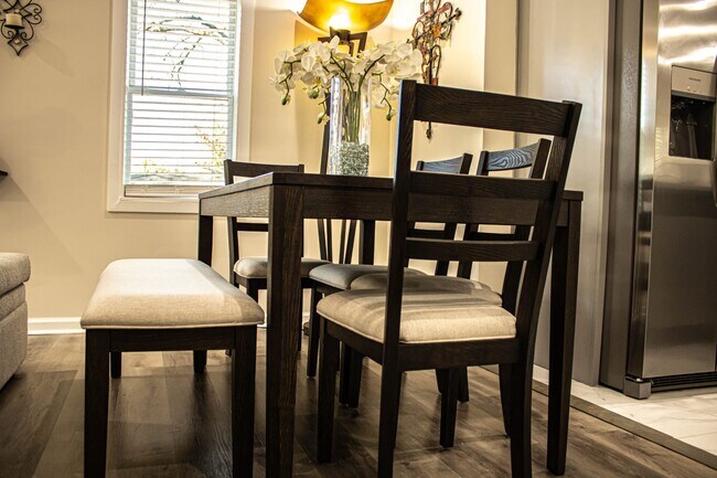 Building Photo - 2813 Mead Rd