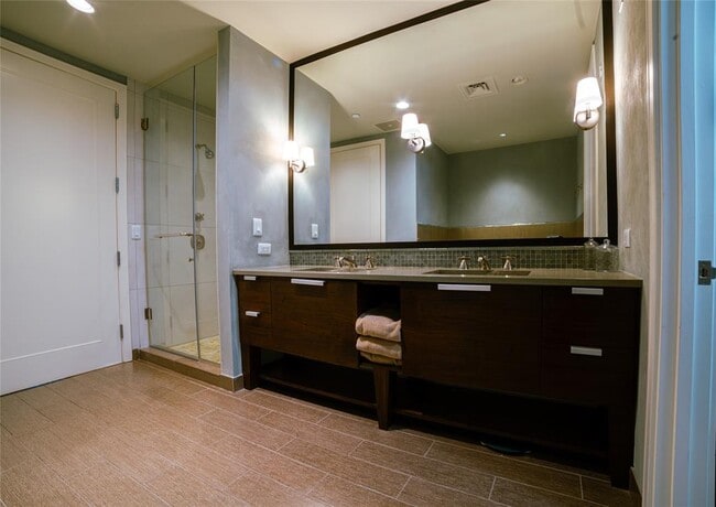 Building Photo - 200 N Congress Ave