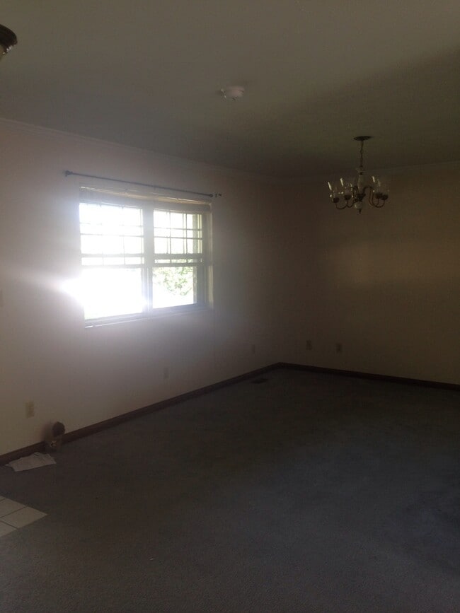 Building Photo - Immaculate three bedroom home in Ashland.
