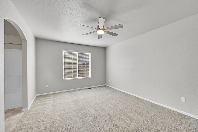 Building Photo - 3 bed 3 bath townhome in gated community w...