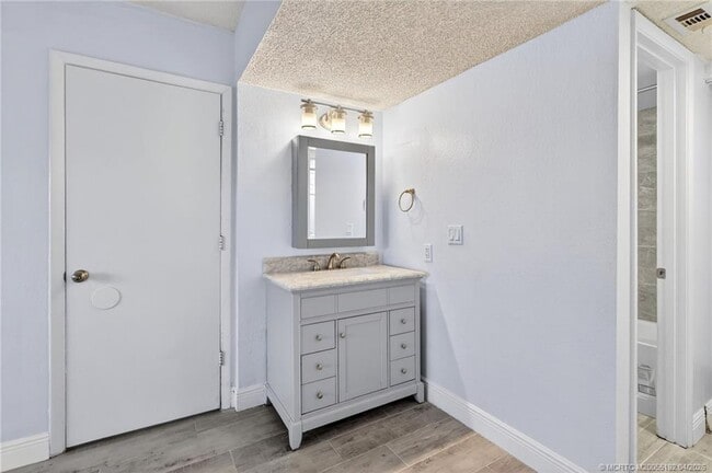 Building Photo - 1564 SE Royal Green Cir