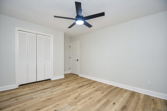 Building Photo - 5642 Cartagena St