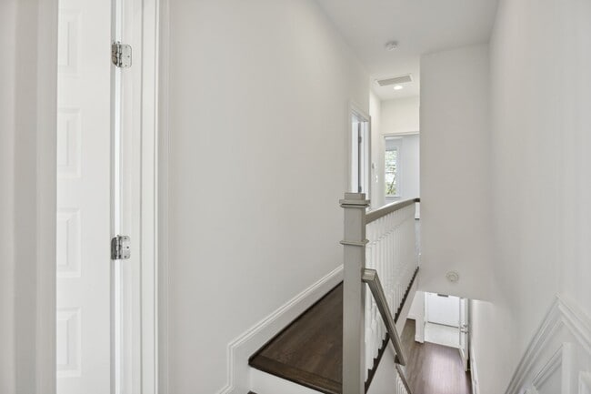 Building Photo - Available Now! // 3 Bedroom 2.5 Bathroom T...