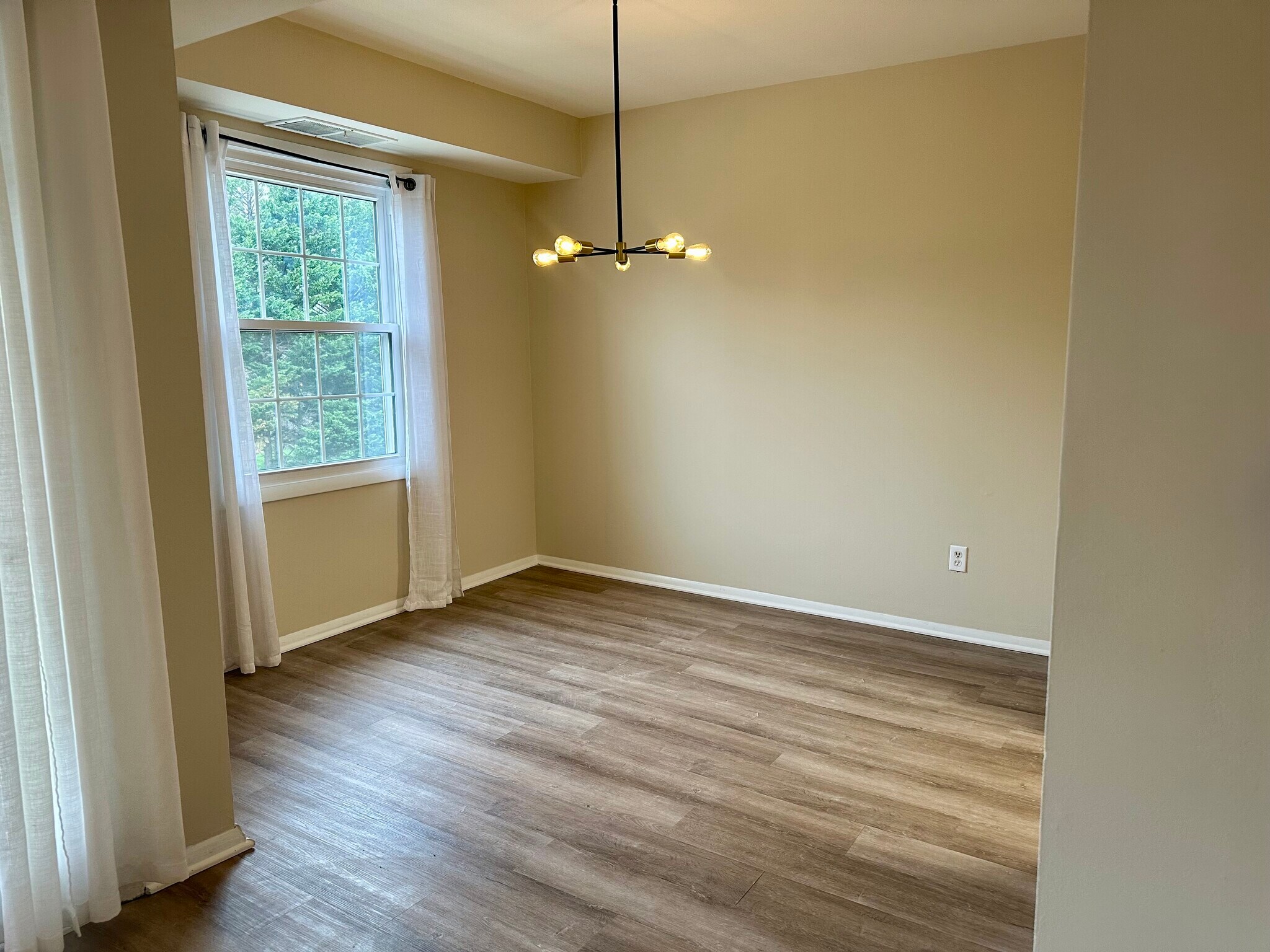 Building Photo - 3945 Lyndhurst Dr