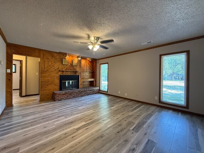 Building Photo - 3 bedroom 1 bath near 37th & Topeka