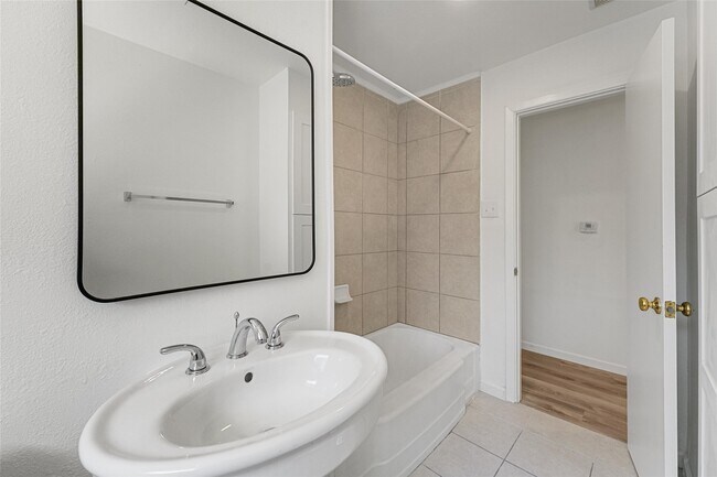 Building Photo - 5010 W 43rd St