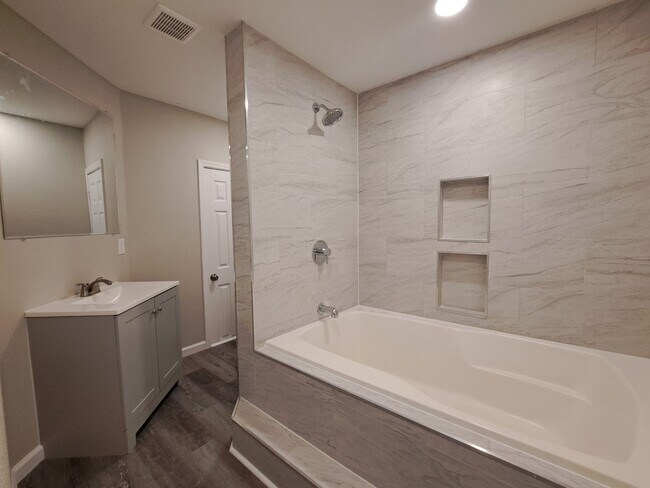 Building Photo - Nicely Renovated 3BR/2BA Mobile Home in Ba...