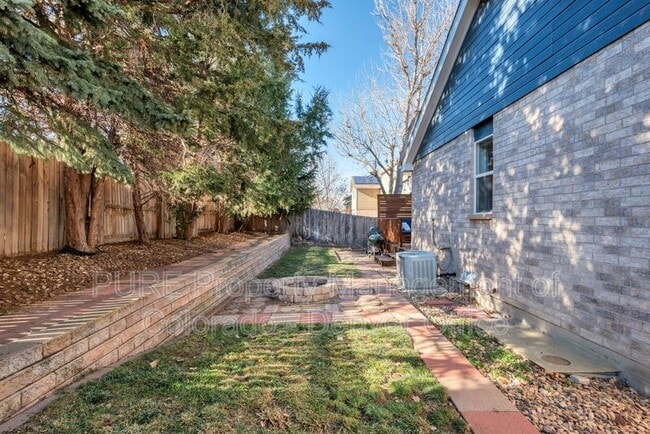 Building Photo - 2866 Fernwood Pl