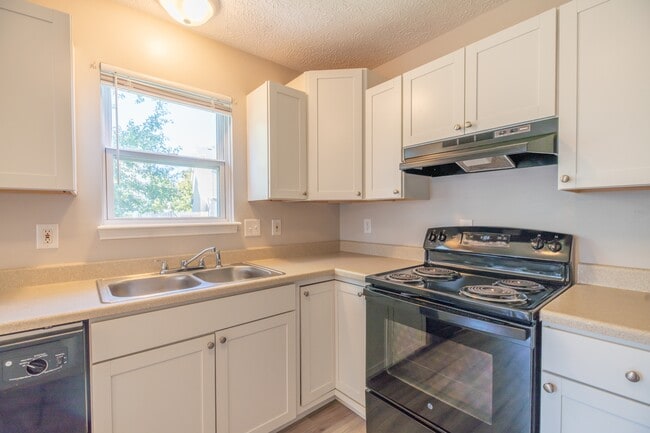 Building Photo - 484-486 Applegate Ln