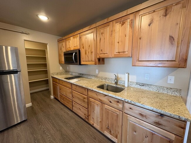 Building Photo - S202 Gemstone Properties - studio apartment *utilities included*