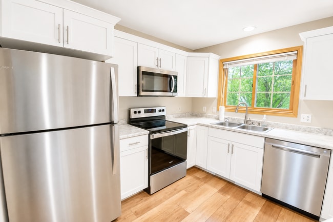 Building Photo - Bright Townhome with Fireplace & Nature Views