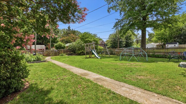 Building Photo - Heart of Woodland Heights just blocks from JRPS, Renovated 2BR / 1.5BA home with gardens